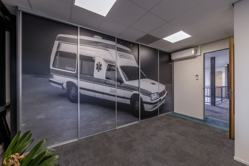Ambulancepost schuifwand wrap na de bestickering met een oude ambulance.