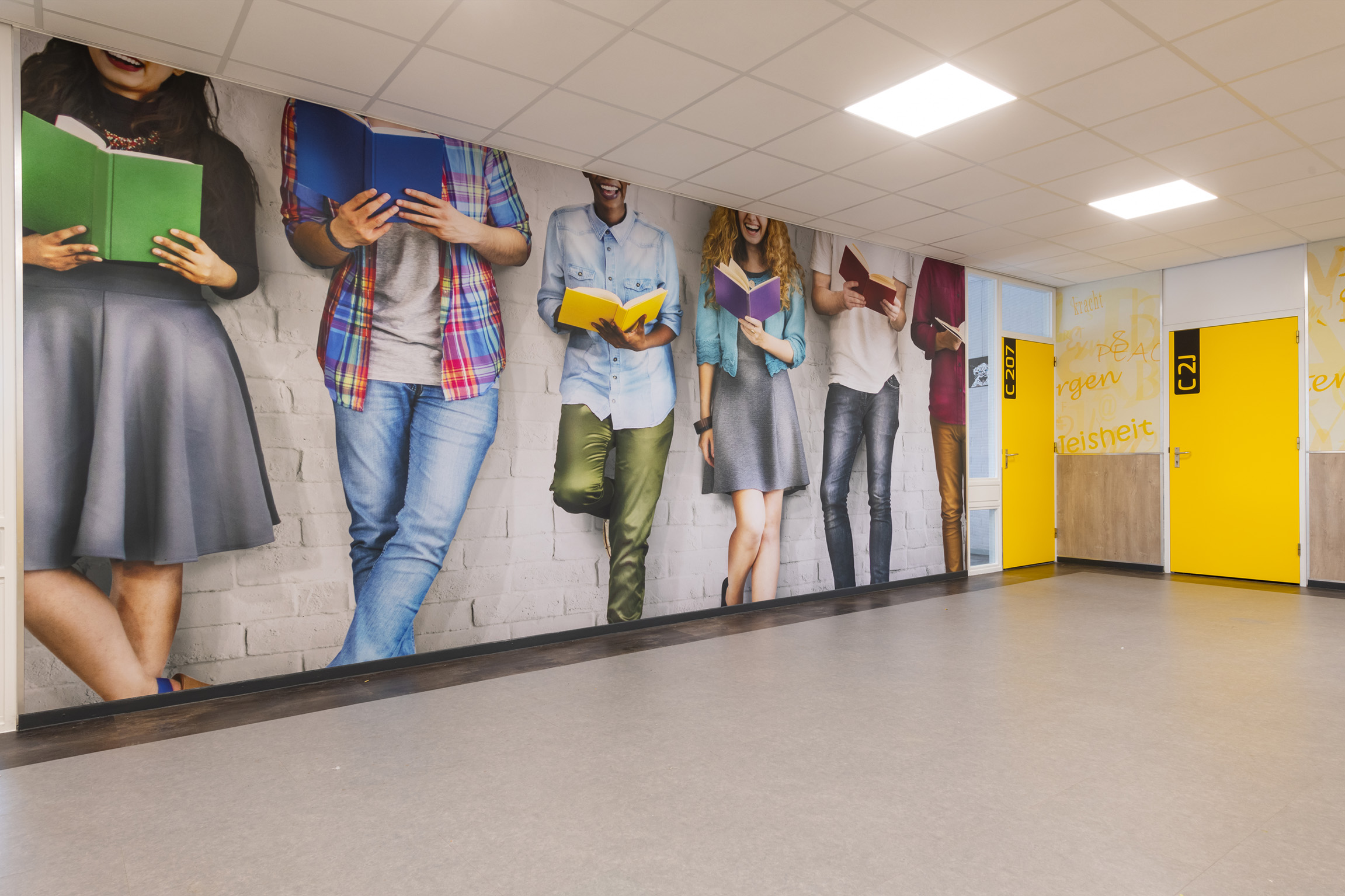 Muurschildering in schoolgang