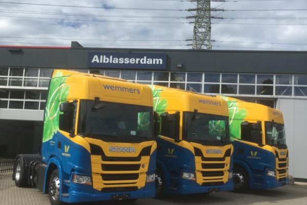 Wemmers Tanktransport verkleint ecologische voetafdruk met CNG Scania's signing door Korteland Reclame