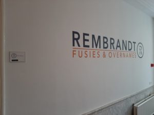 Logo Rembrandt op wand aangebracht