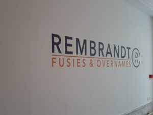 Logo Rembrandt op wand aangebracht