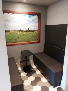 Korteland In- & Outdoor Signing - Perfectkeur Ridderkerk - treincoupés vergaderruimte naadloosbehang vilt
