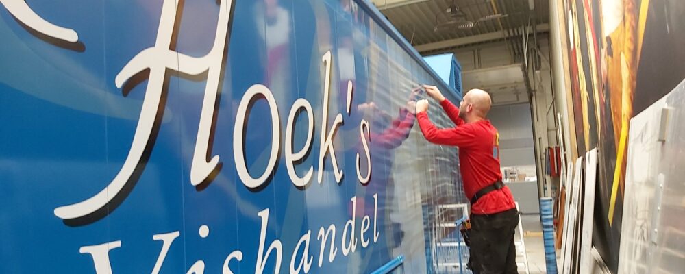 Hoek's vishandel nieuwe signing op de auto - belettering door Korteland In- & Outdoor Signing
