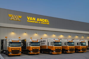 Korteland In- en Outdoor Signing Van Andel vrachtwagens chauffers lichtbaken thuiskomen